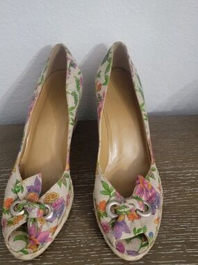 Stuart Weitzman Floral Canvas Pumps in Multi-Color Sz 8.5